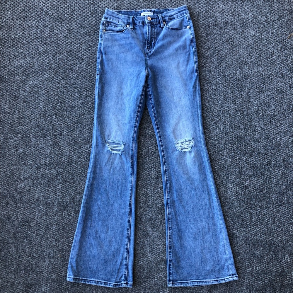 Good American good flare distressed knee jeans size 8/29